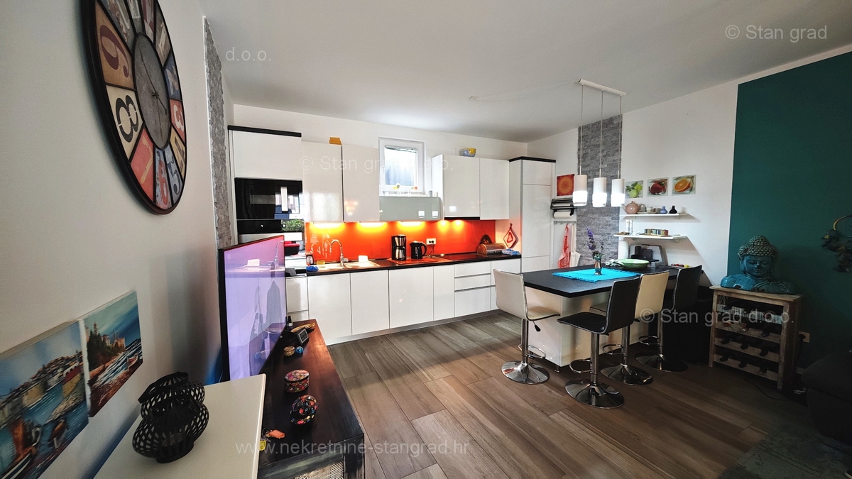 Njivice, opremljen dvosobni apartma 150 m od morja!