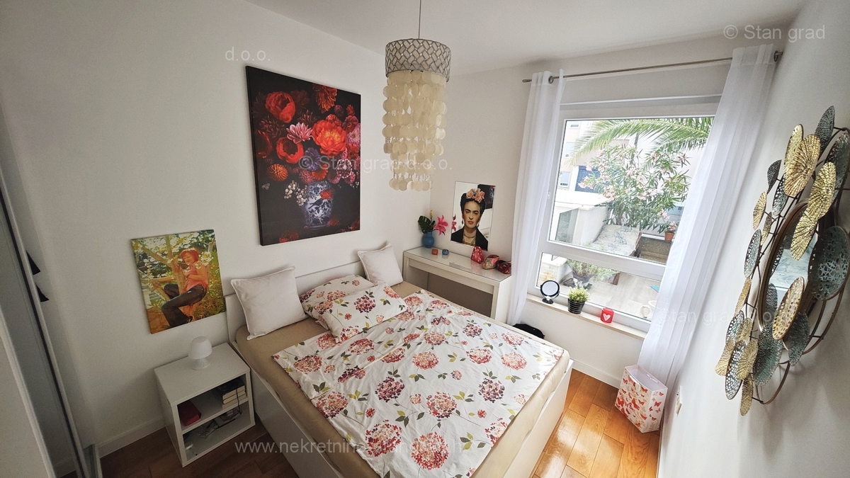 Njivice, opremljen dvosobni apartma 150 m od morja!