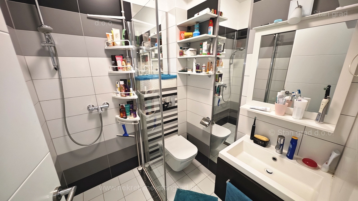 Njivice, opremljen dvosobni apartma 150 m od morja!