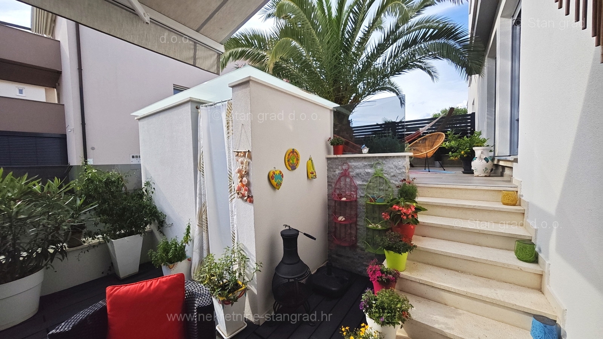 Njivice, opremljen dvosobni apartma 150 m od morja!
