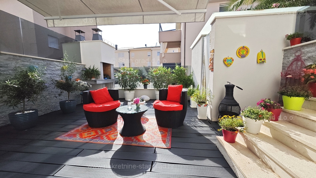 Njivice, opremljen dvosobni apartma 150 m od morja!
