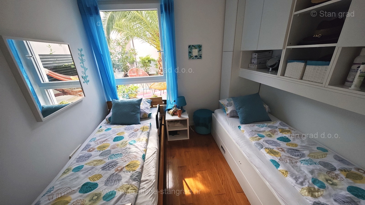 Njivice, opremljen dvosobni apartma 150 m od morja!