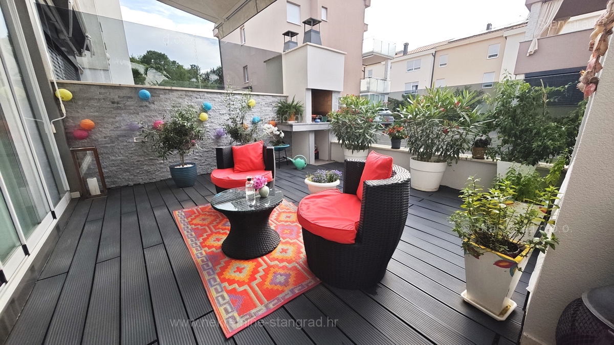 Njivice, opremljen dvosobni apartma 150 m od morja!