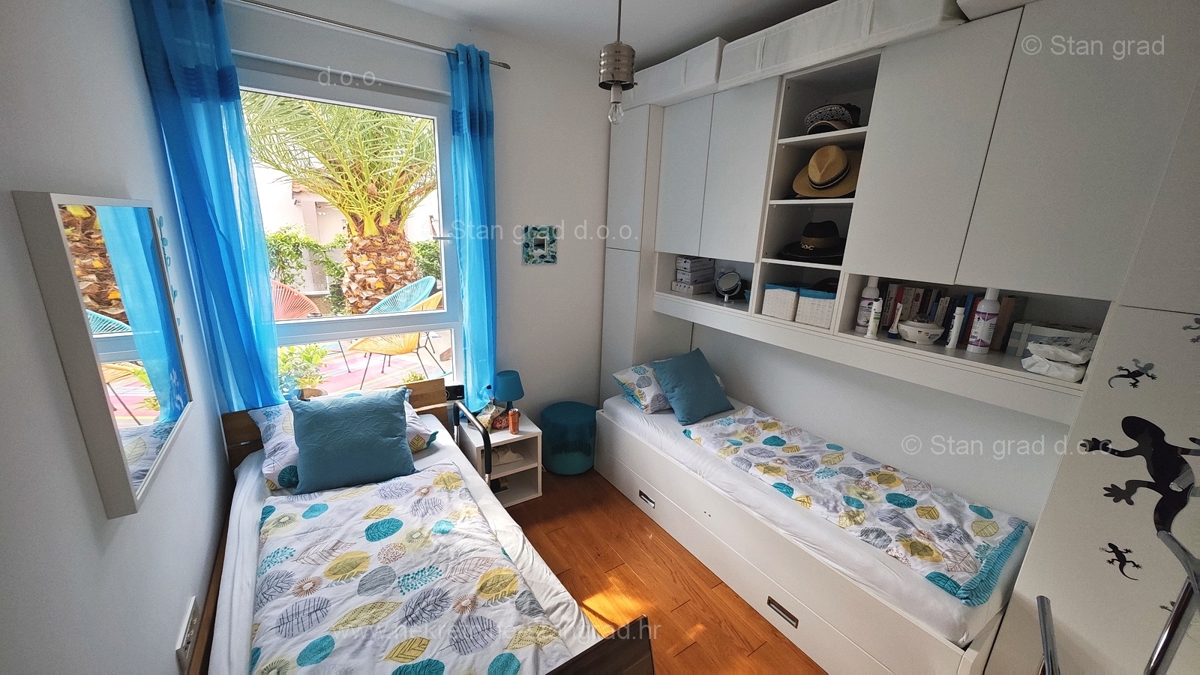 Njivice, opremljen dvosobni apartma 150 m od morja!