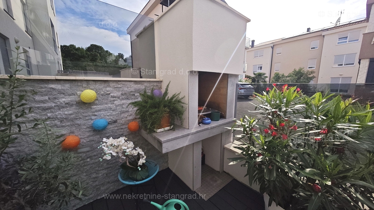 Njivice, opremljen dvosobni apartma 150 m od morja!