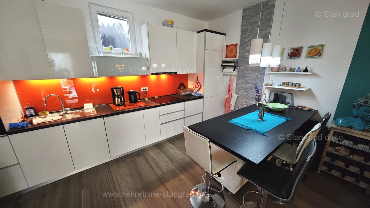 Njivice, opremljen dvosobni apartma 150 m od morja!