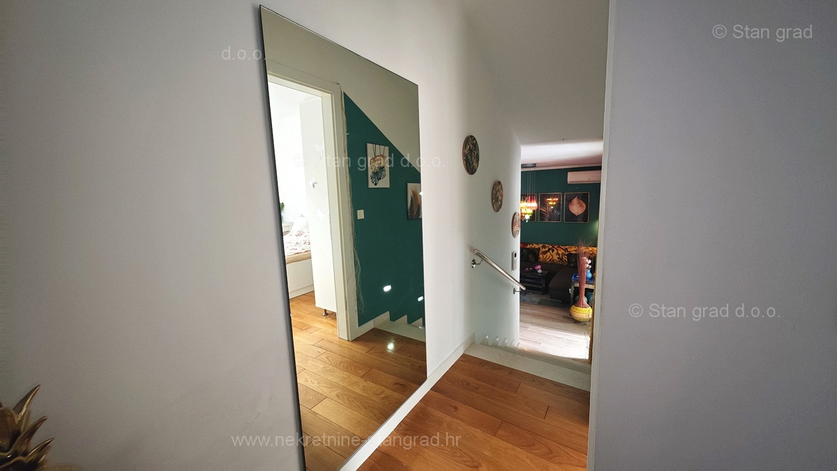 Njivice, opremljen dvosobni apartma 150 m od morja!
