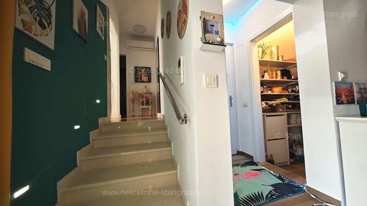 Njivice, opremljen dvosobni apartma 150 m od morja!