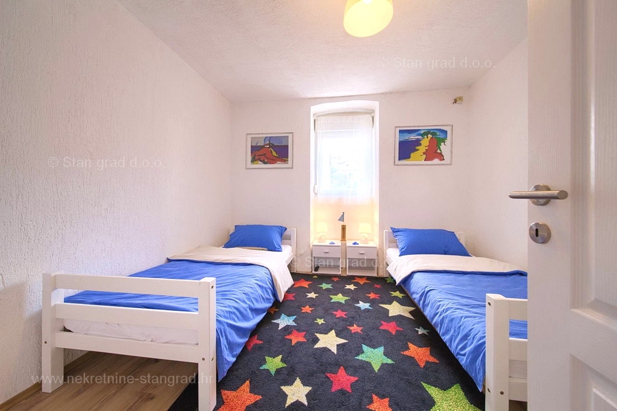 Vrbnik center, hiša z dvema apartmajema in pogledom na morje!