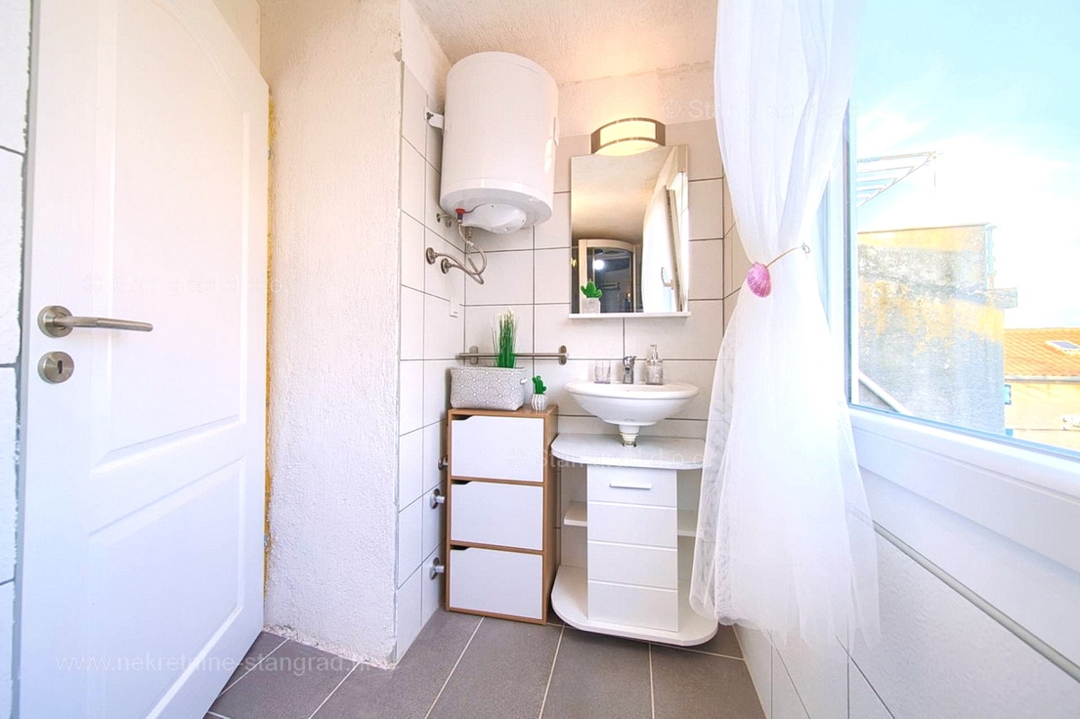Vrbnik center, hiša z dvema apartmajema in pogledom na morje!