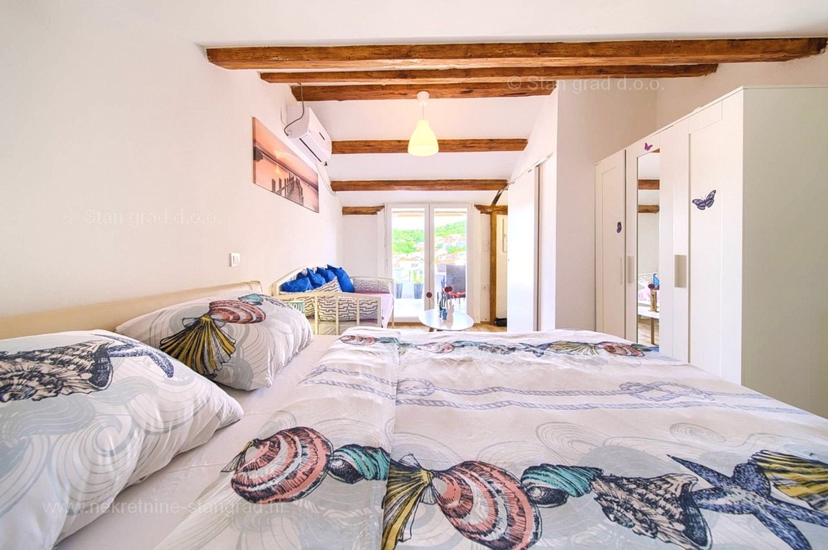Vrbnik center, hiša z dvema apartmajema in pogledom na morje!