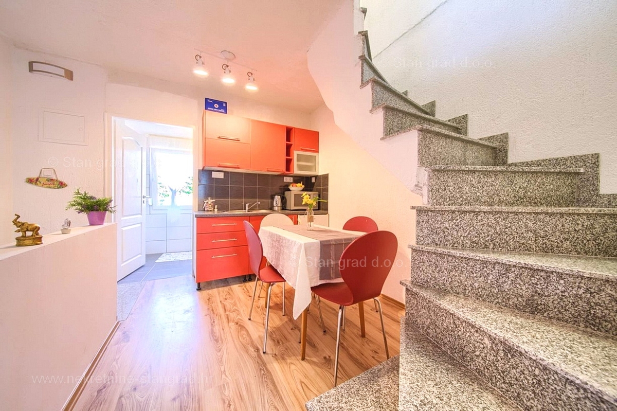 Vrbnik center, hiša z dvema apartmajema in pogledom na morje!