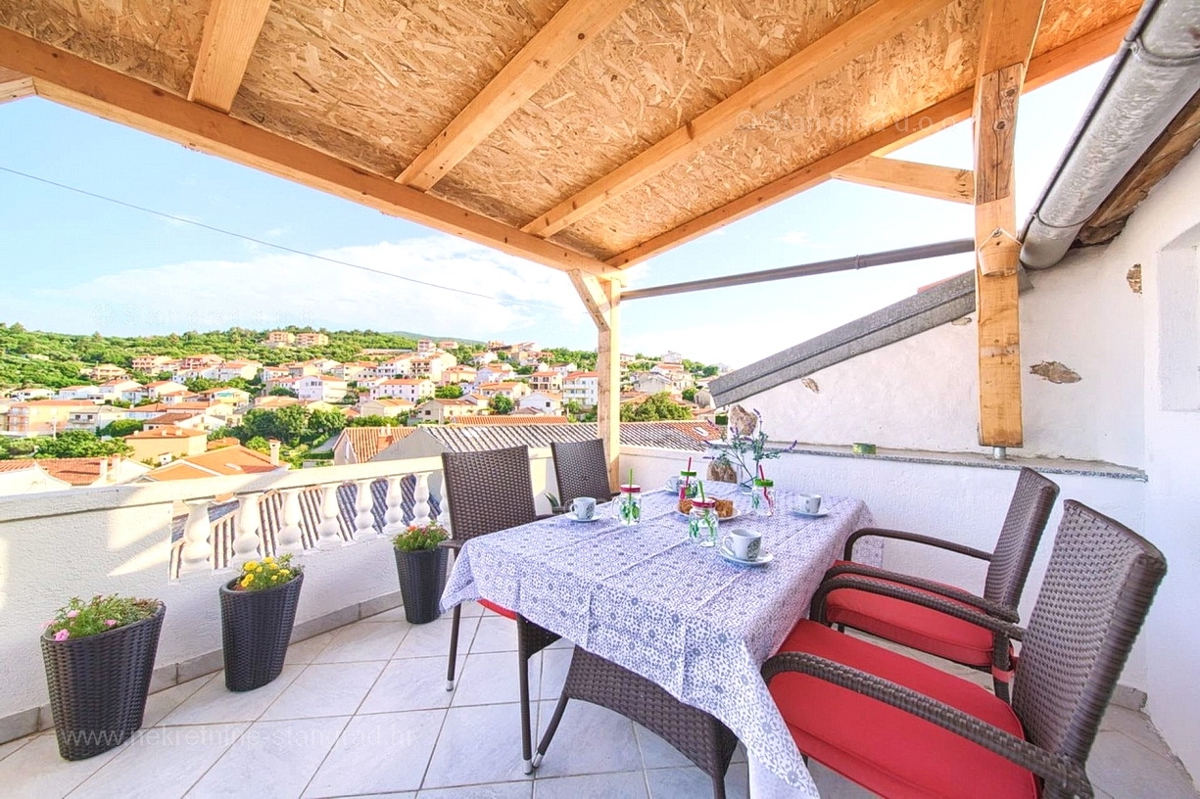 Vrbnik center, hiša z dvema apartmajema in pogledom na morje!