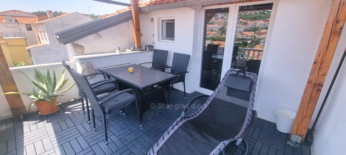 Vrbnik center, hiša z dvema apartmajema in pogledom na morje!