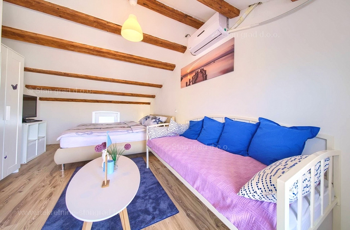 Vrbnik center, hiša z dvema apartmajema in pogledom na morje!