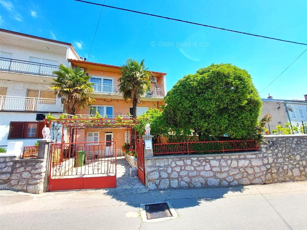 Crikvenica, etaža hiše s terasami in garažo, 300 m od morja!