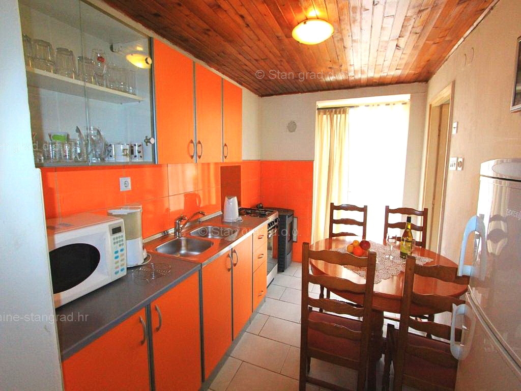 Crikvenica, etaža hiše s terasami in garažo, 300 m od morja!