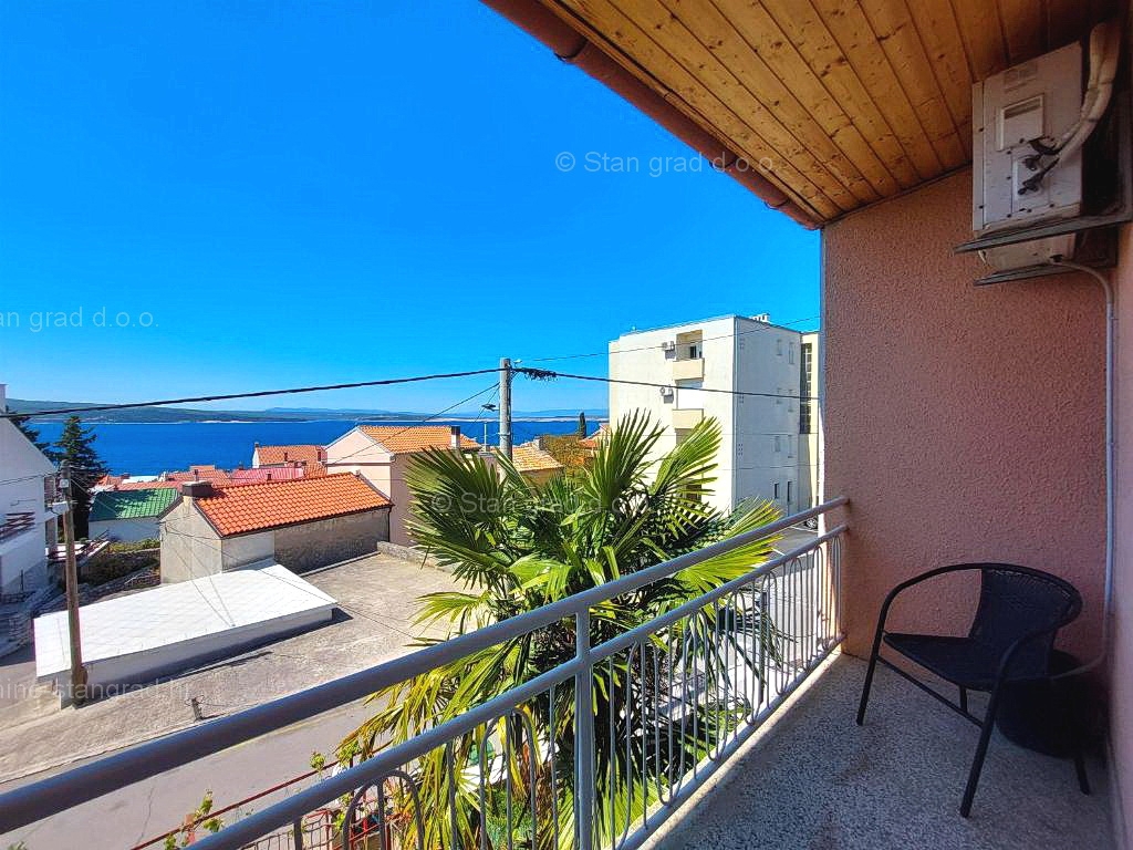 Crikvenica, etaža hiše s terasami in garažo, 300 m od morja!