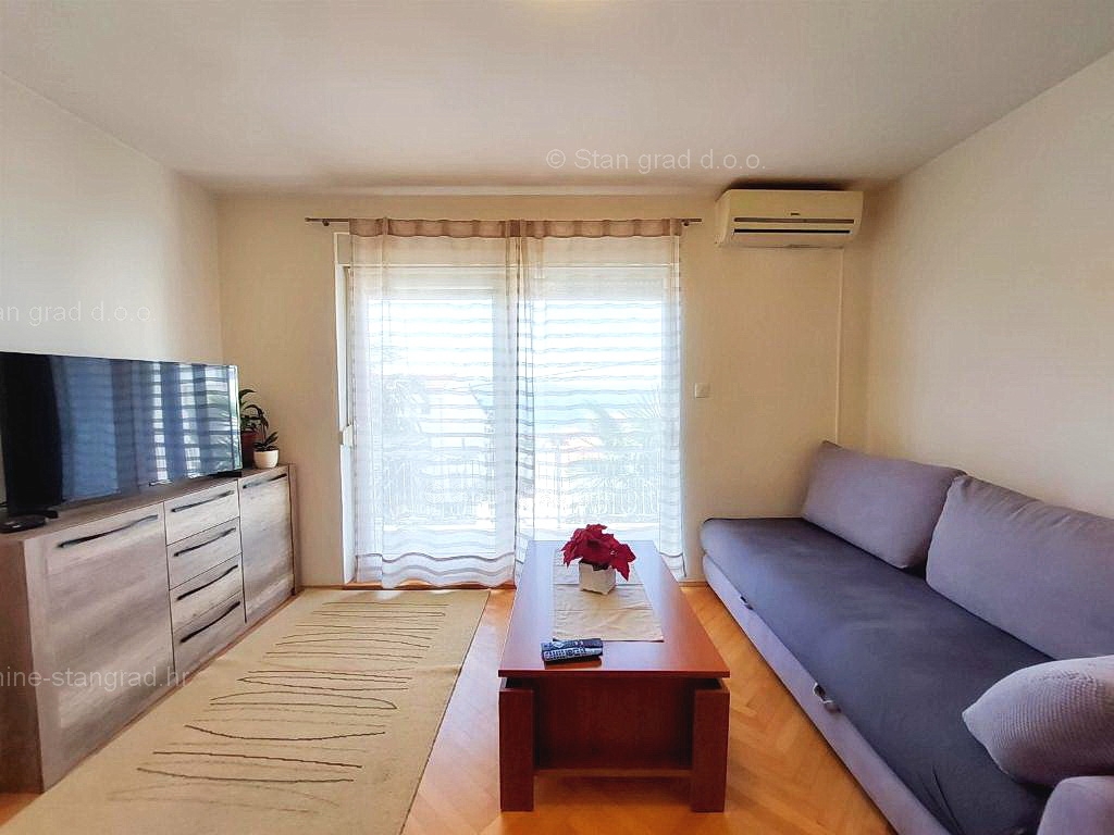 Crikvenica, etaža hiše s terasami in garažo, 300 m od morja!