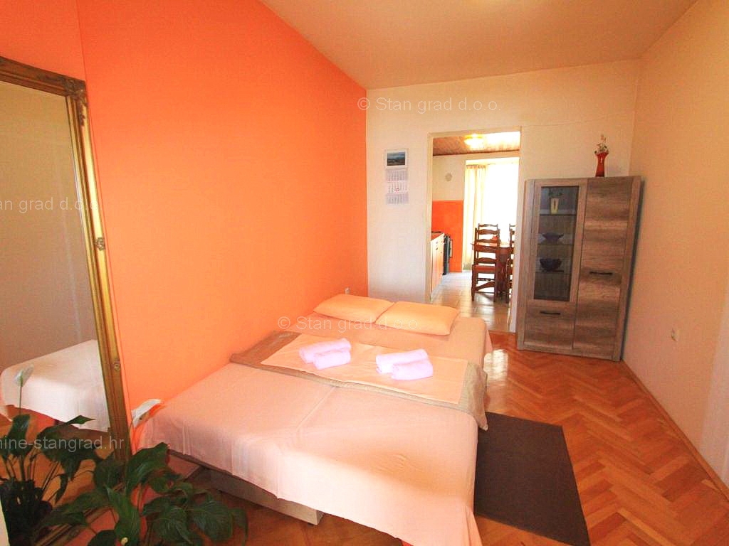 Crikvenica, etaža hiše s terasami in garažo, 300 m od morja!