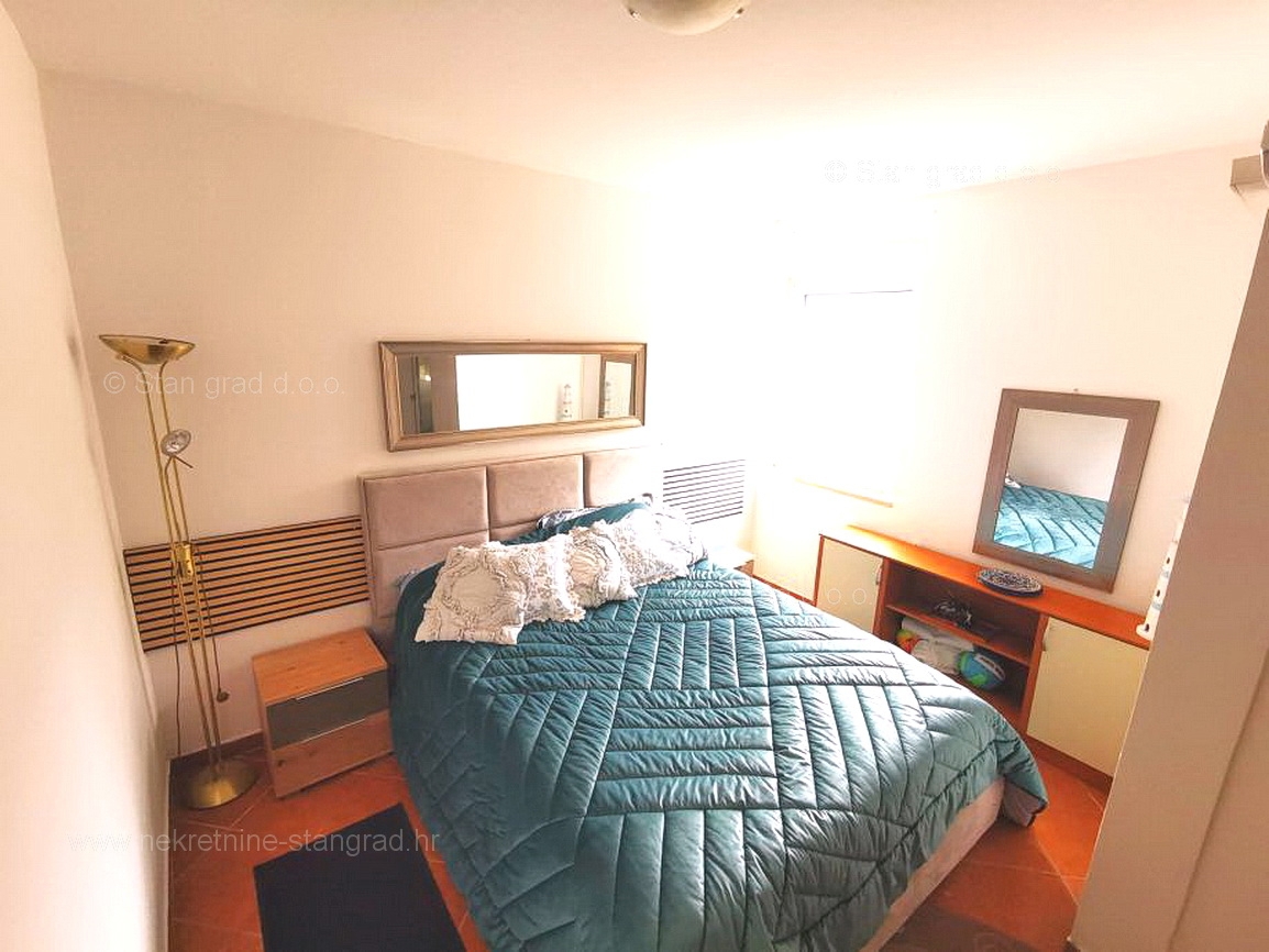 Njivice, dva opremljena apartmaja blizu morja!