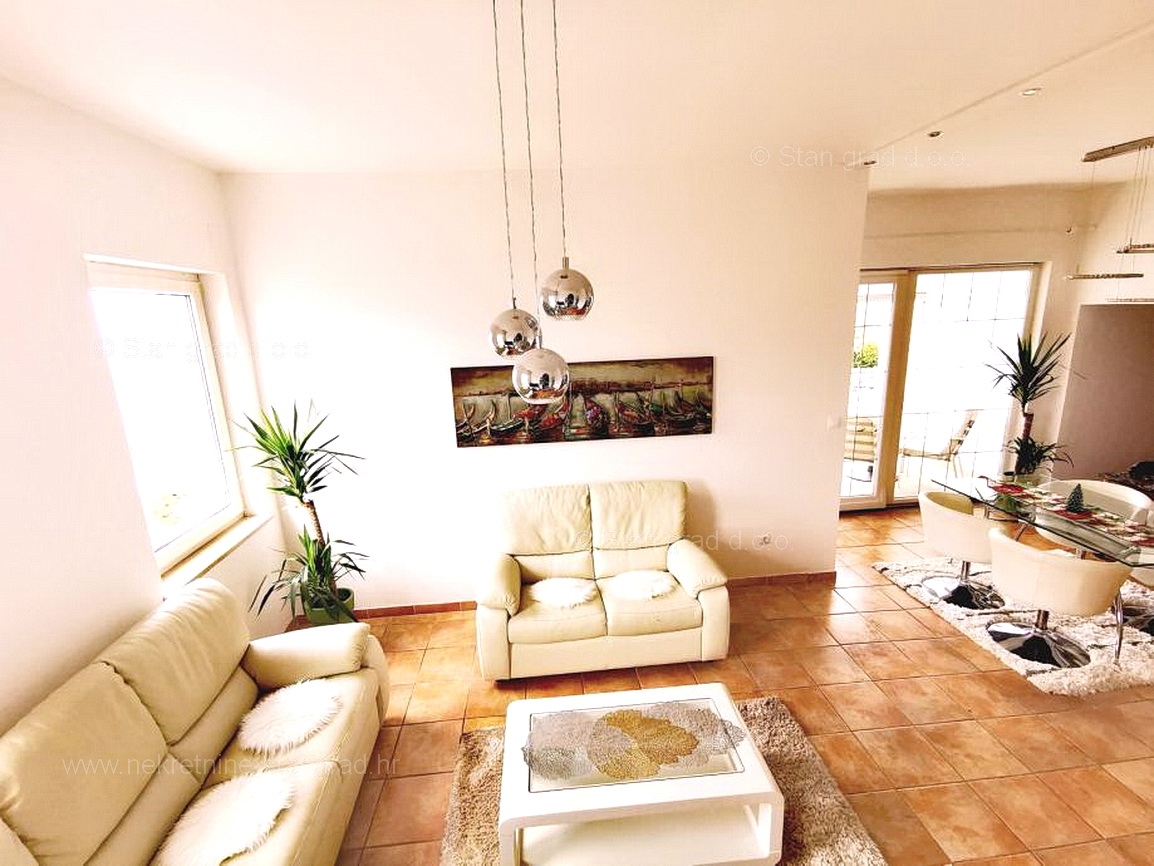 Njivice, dva opremljena apartmaja blizu morja!