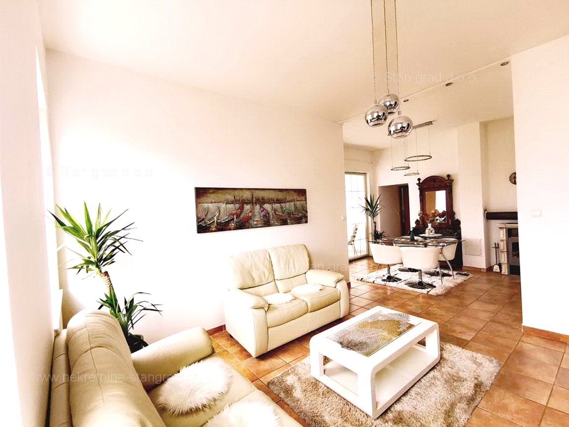 Njivice, dva opremljena apartmaja blizu morja!
