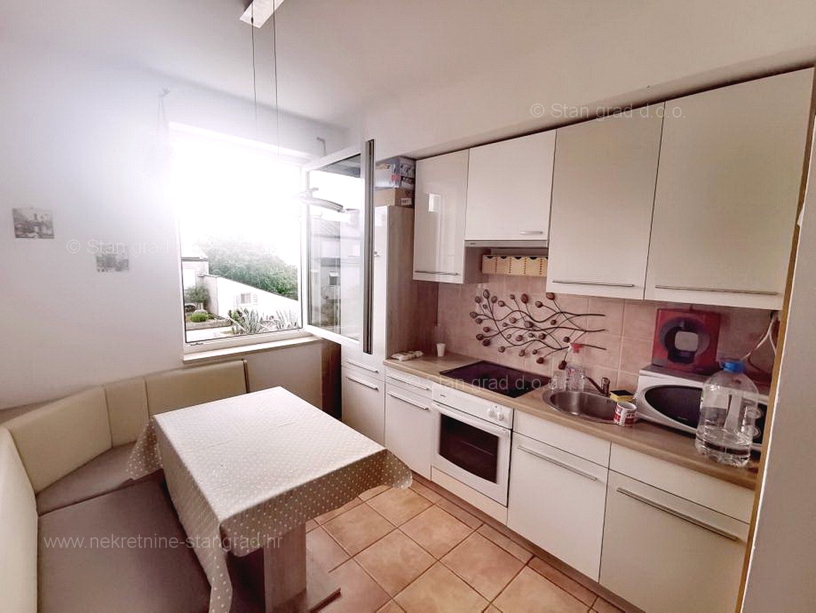 Njivice, dva opremljena apartmaja blizu morja!