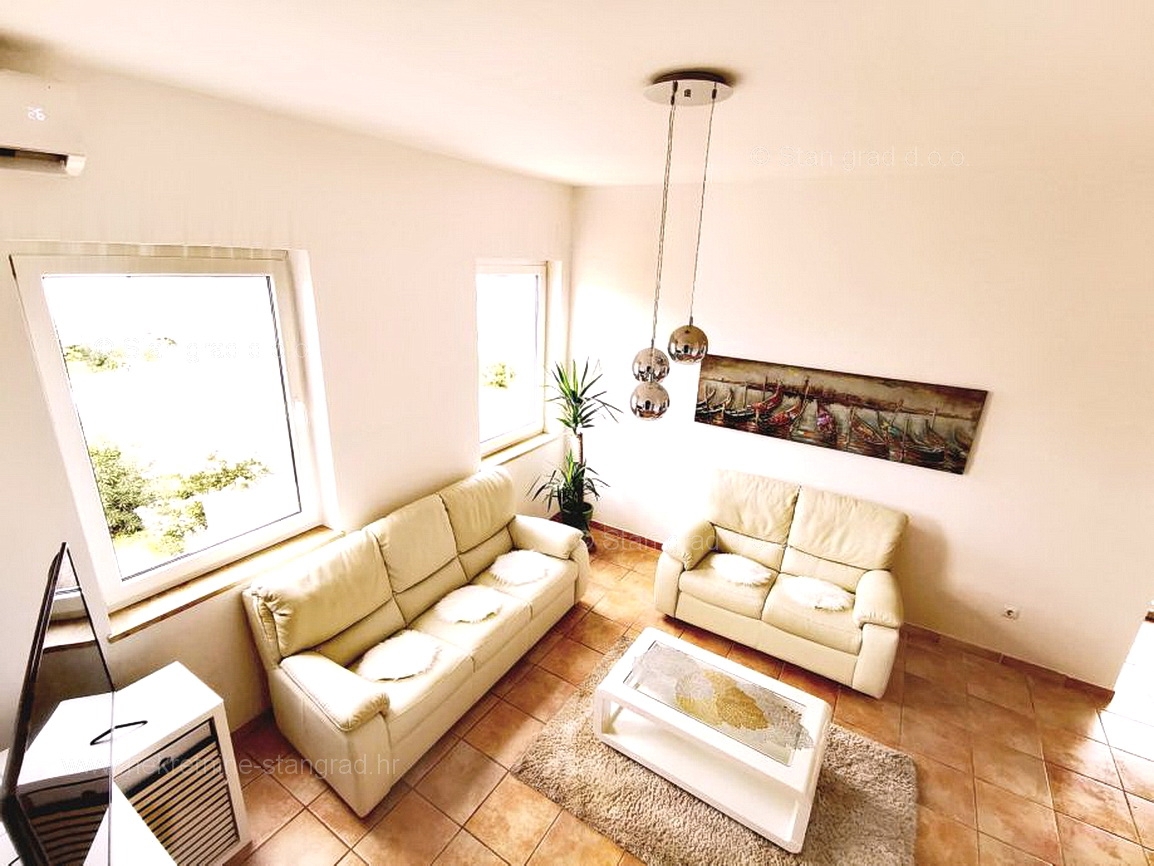 Njivice, dva opremljena apartmaja blizu morja!