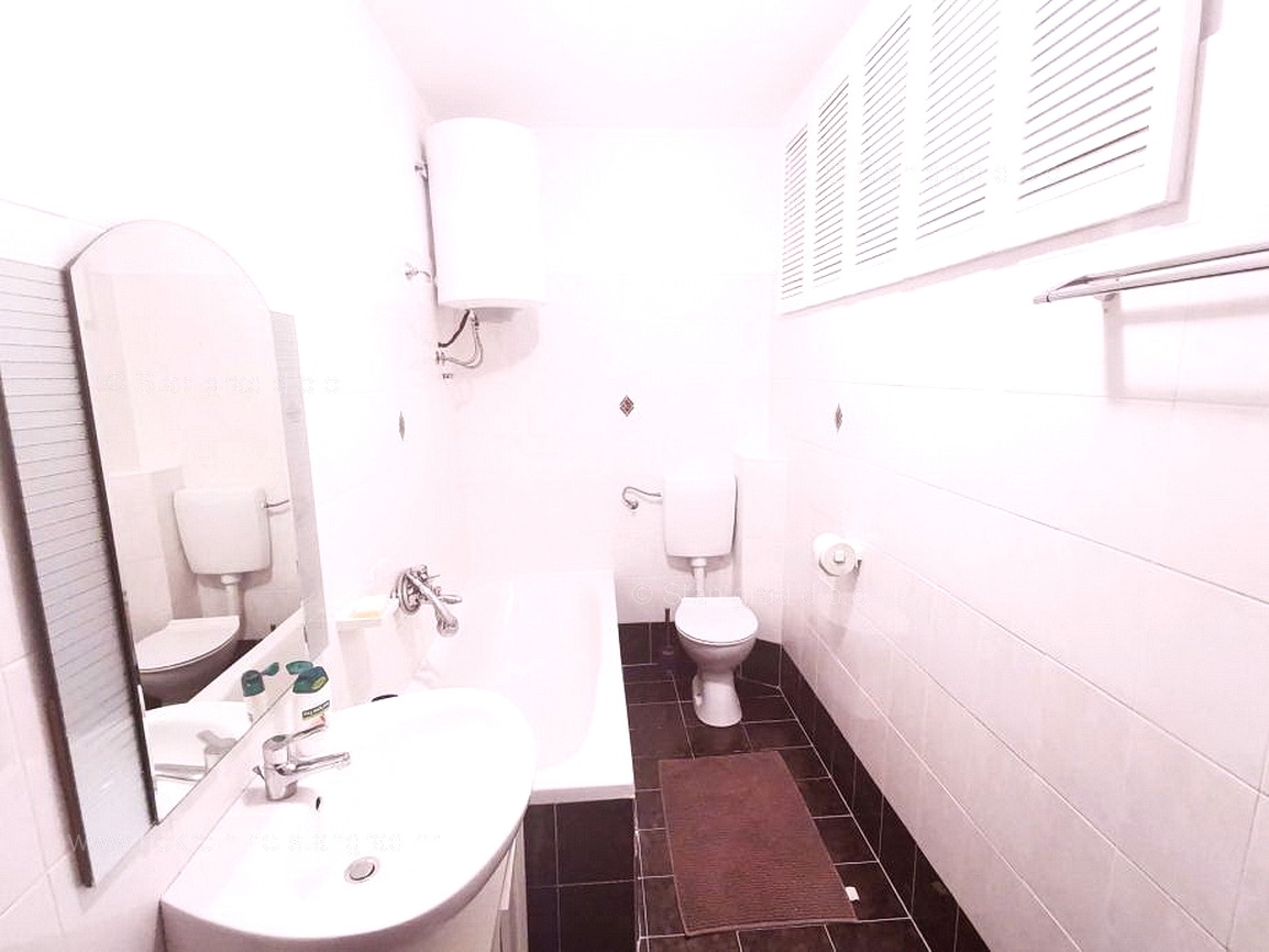 Njivice, dva opremljena apartmaja blizu morja!