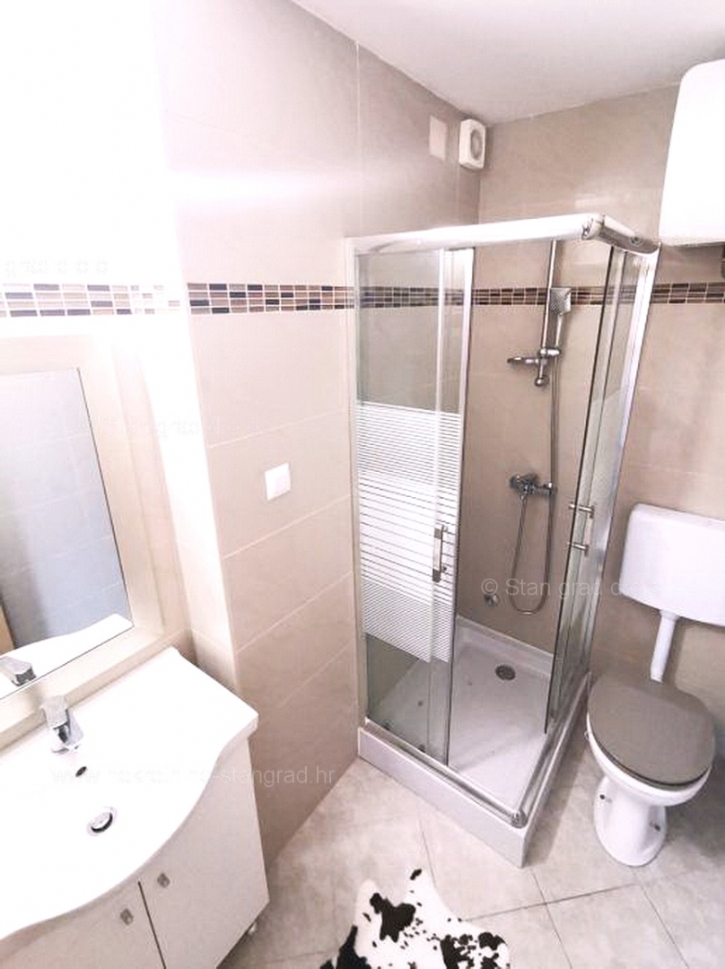 Njivice, dva opremljena apartmaja blizu morja!