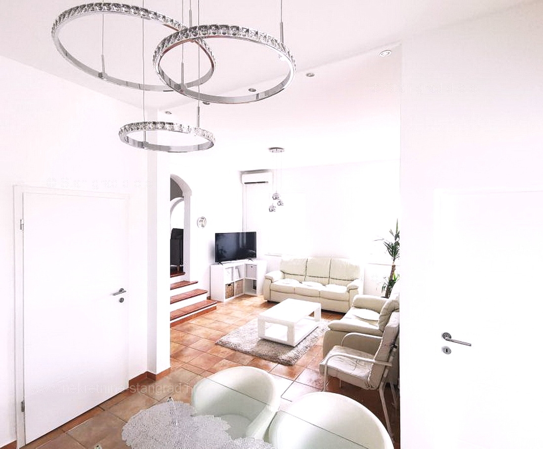 Njivice, dva opremljena apartmaja blizu morja!