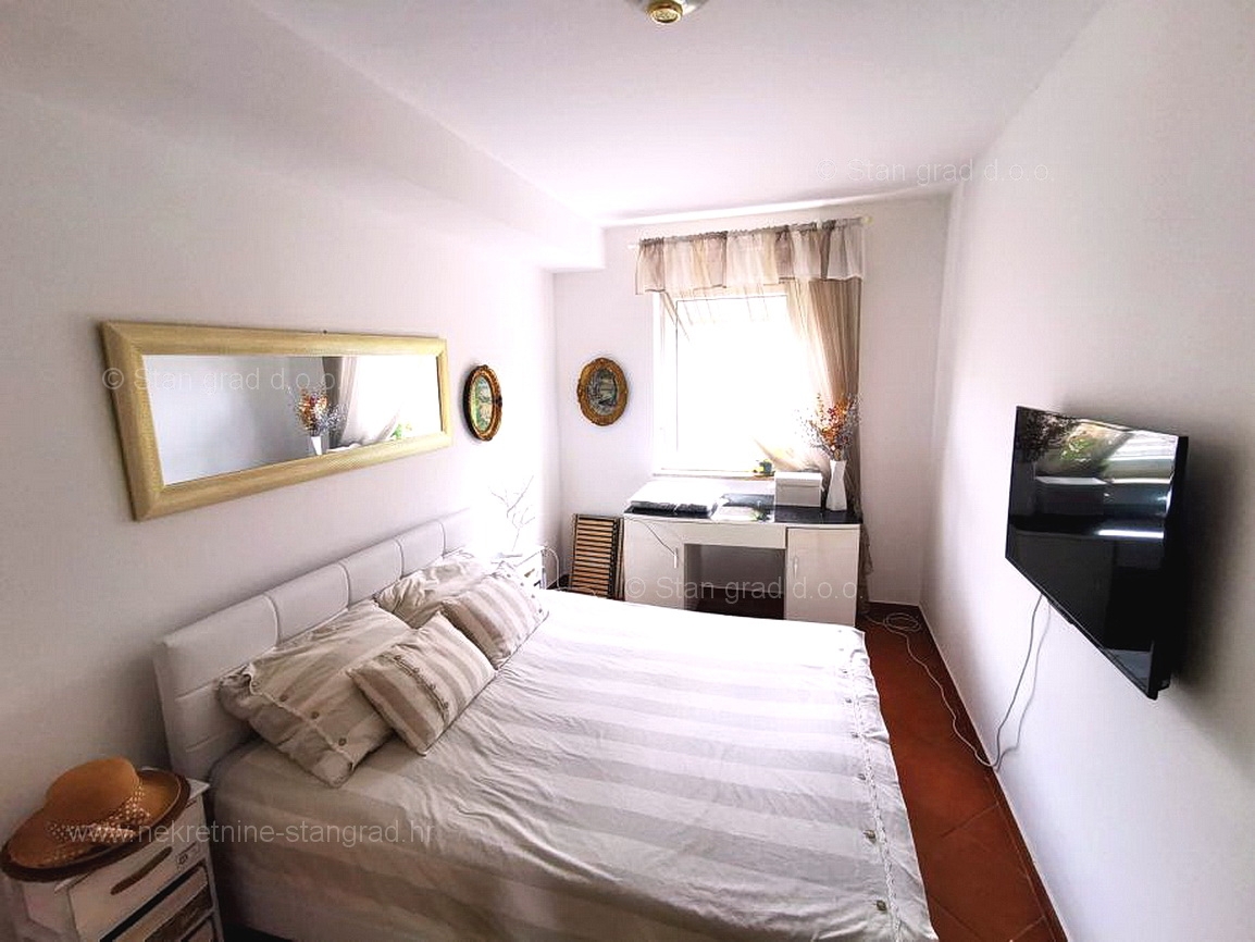 Njivice, dva opremljena apartmaja blizu morja!