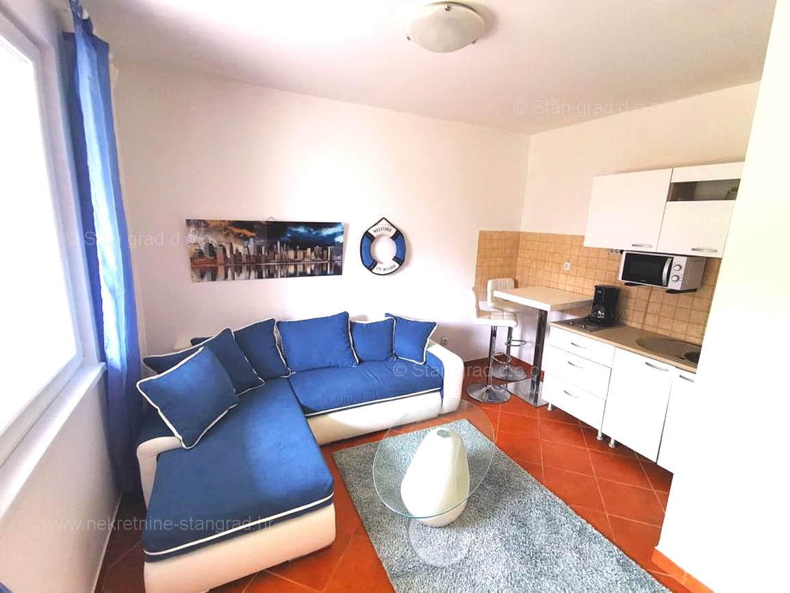 Njivice, dva opremljena apartmaja blizu morja!
