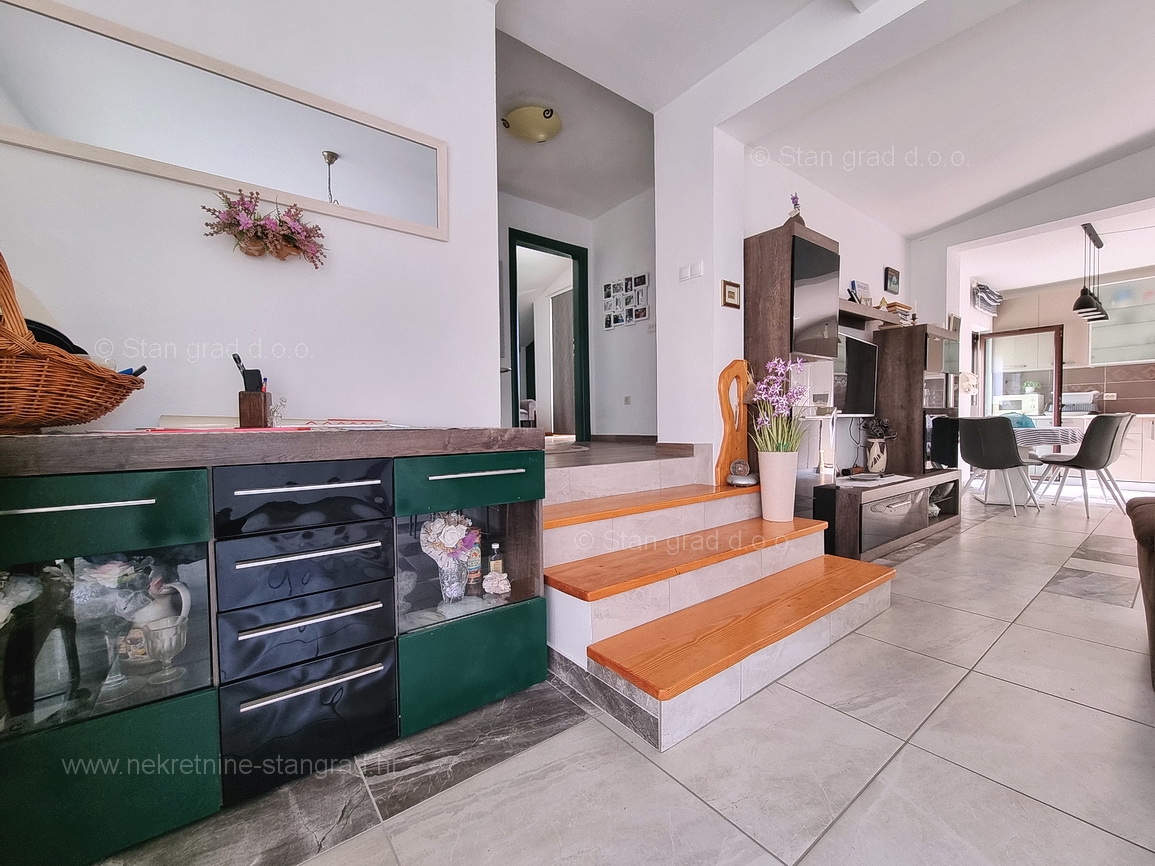Omišalj, apartma v 1. nadstropju s pokrito teraso blizu morja!