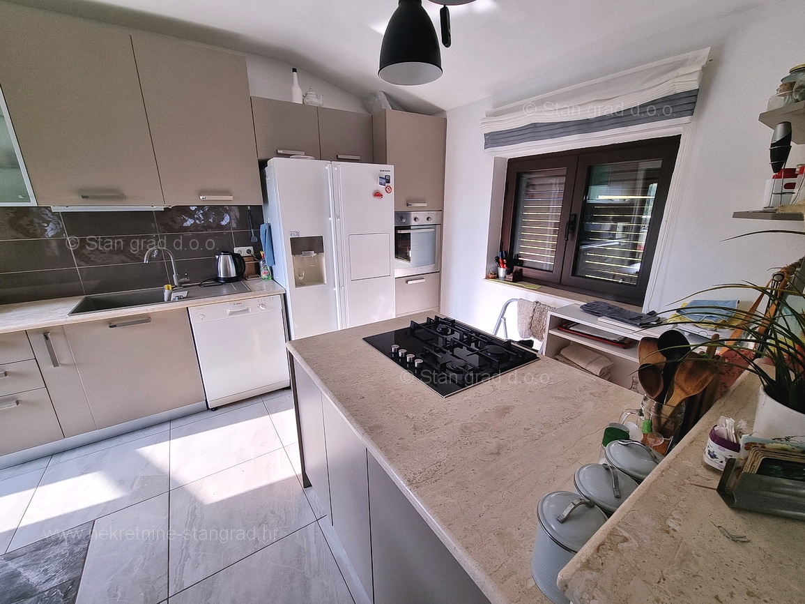 Omišalj, apartma v 1. nadstropju s pokrito teraso blizu morja!