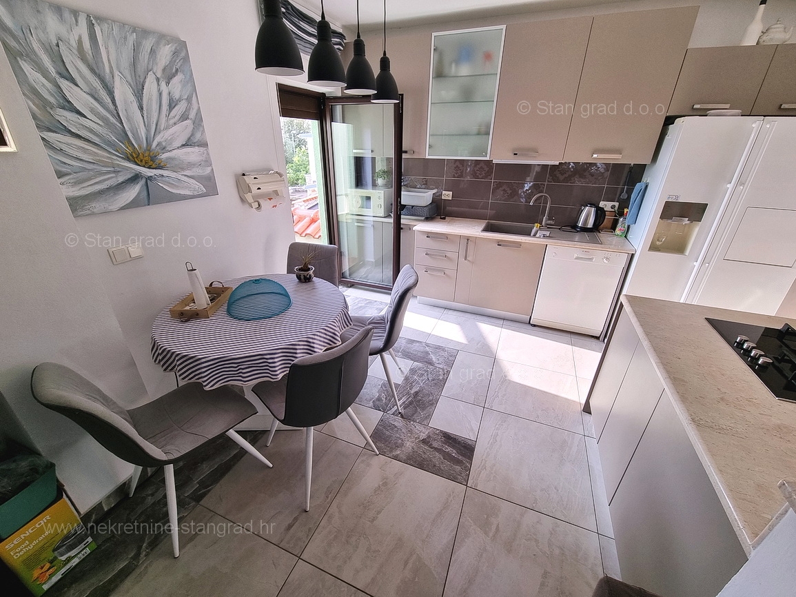 Omišalj, apartma v 1. nadstropju s pokrito teraso blizu morja!