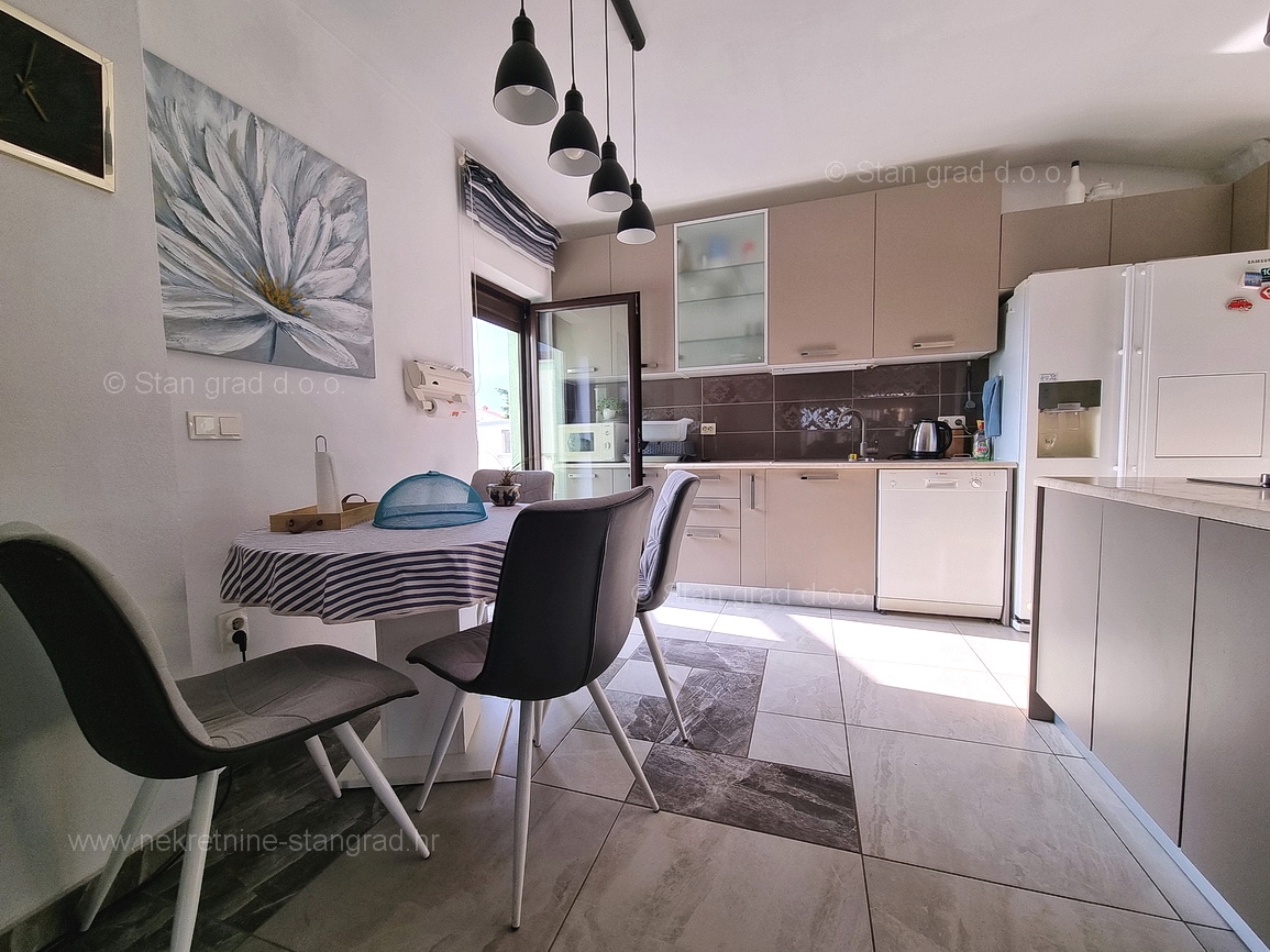 Omišalj, apartma v 1. nadstropju s pokrito teraso blizu morja!