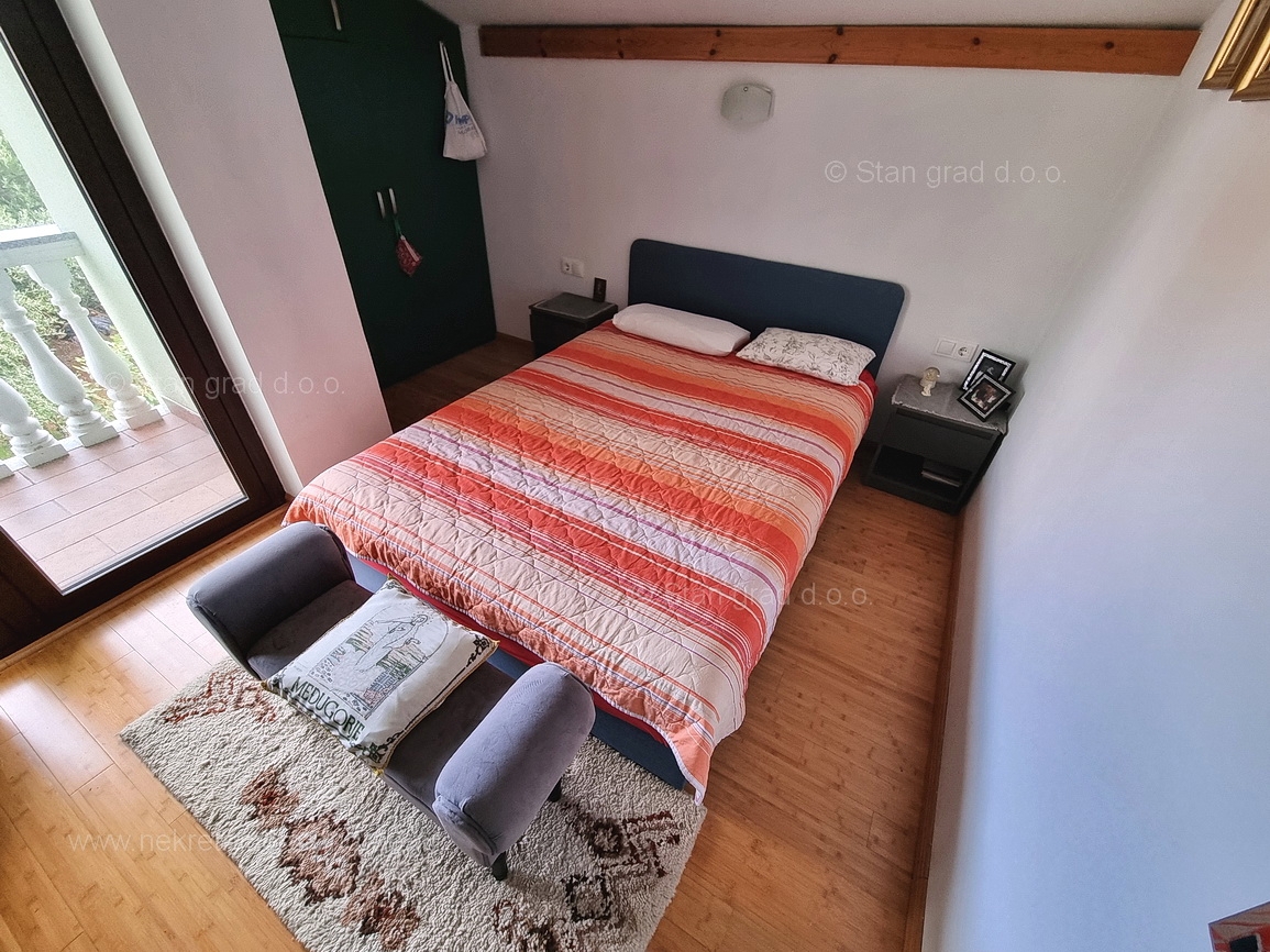 Omišalj, apartma v 1. nadstropju s pokrito teraso blizu morja!