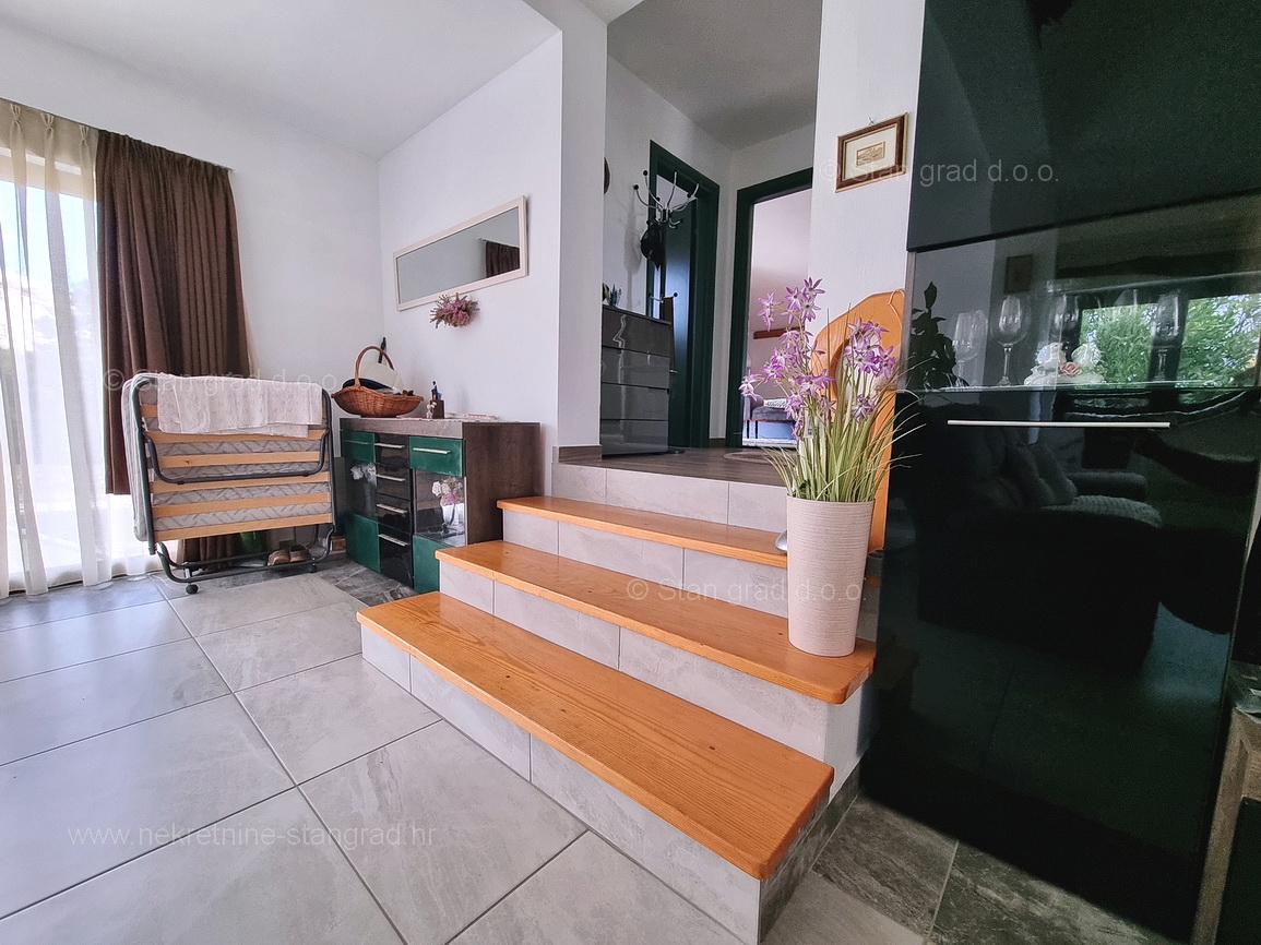 Omišalj, apartma v 1. nadstropju s pokrito teraso blizu morja!
