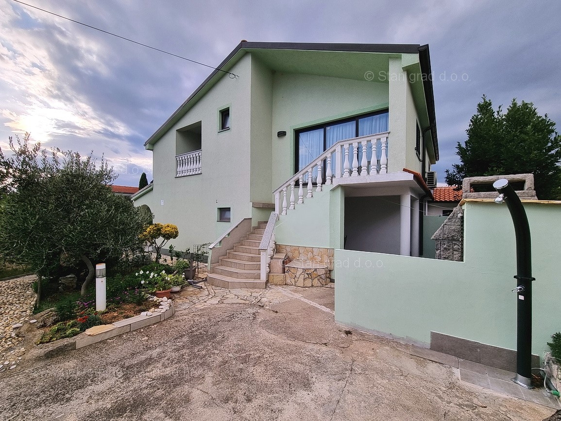 Omišalj, apartma v 1. nadstropju s pokrito teraso blizu morja!