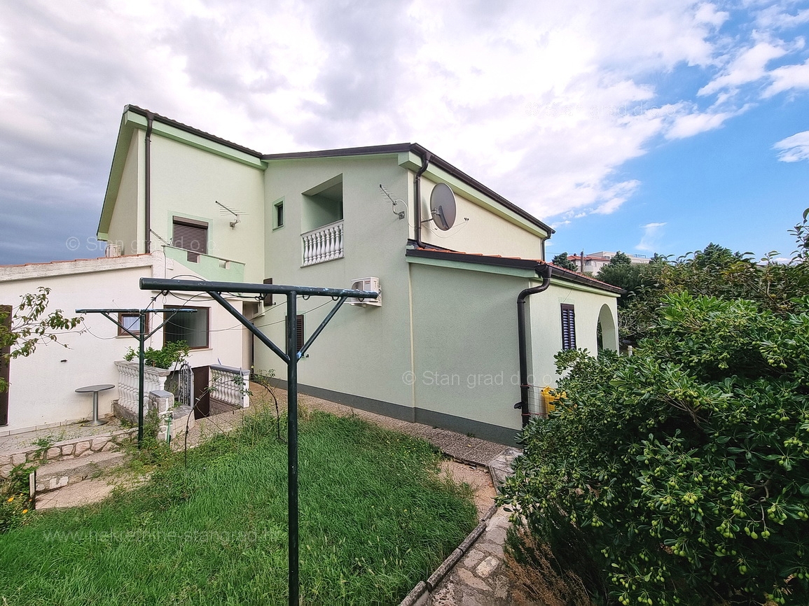 Omišalj, apartma v 1. nadstropju s pokrito teraso blizu morja!