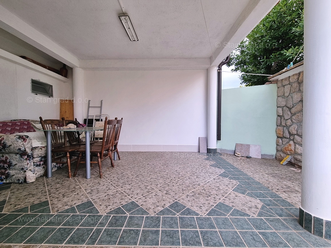 Omišalj, apartma v 1. nadstropju s pokrito teraso blizu morja!