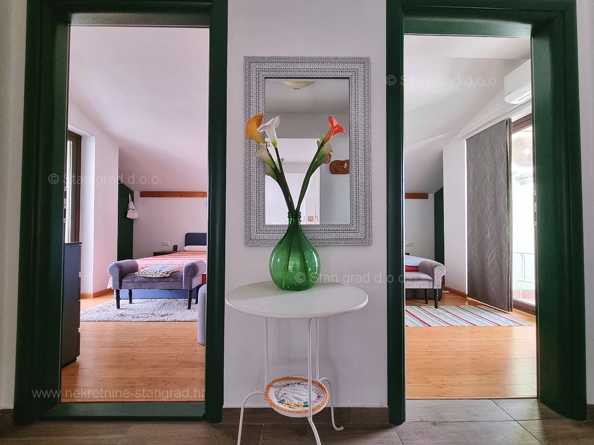 Omišalj, apartma v 1. nadstropju s pokrito teraso blizu morja!