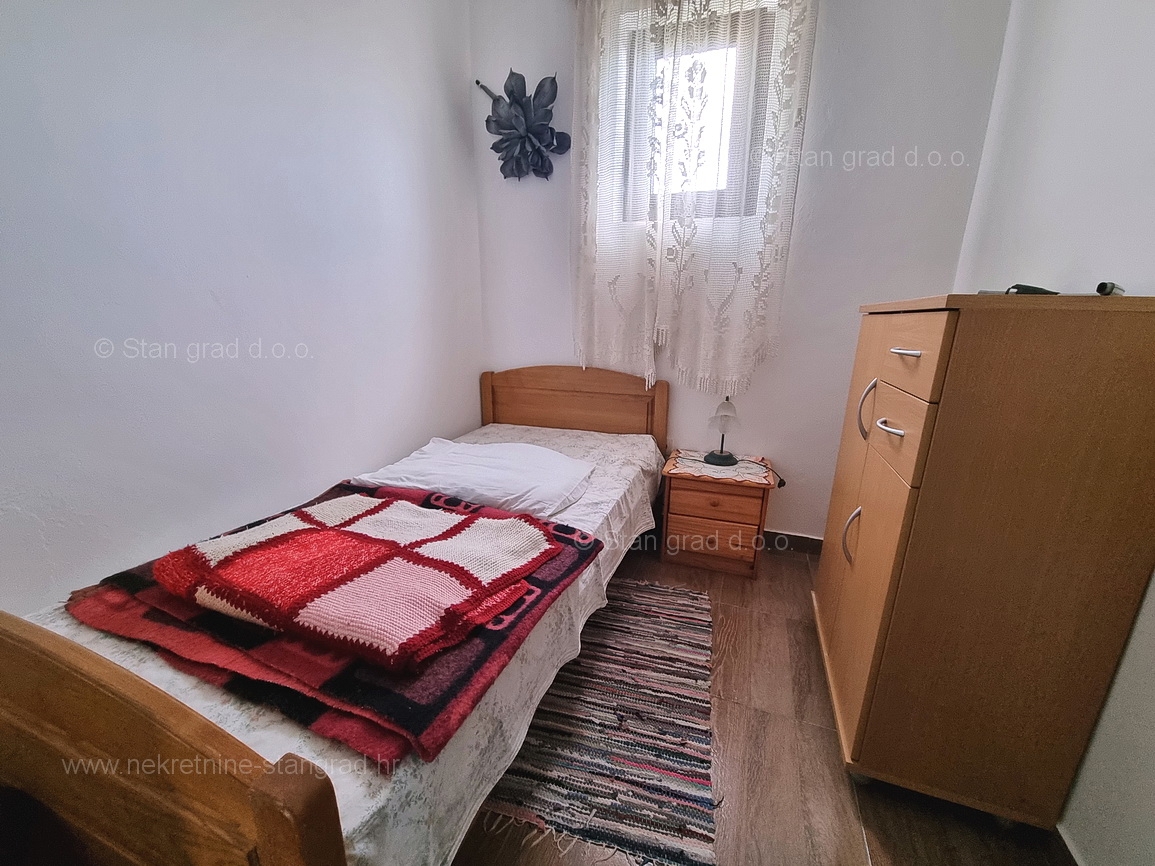 Omišalj, apartma v 1. nadstropju s pokrito teraso blizu morja!