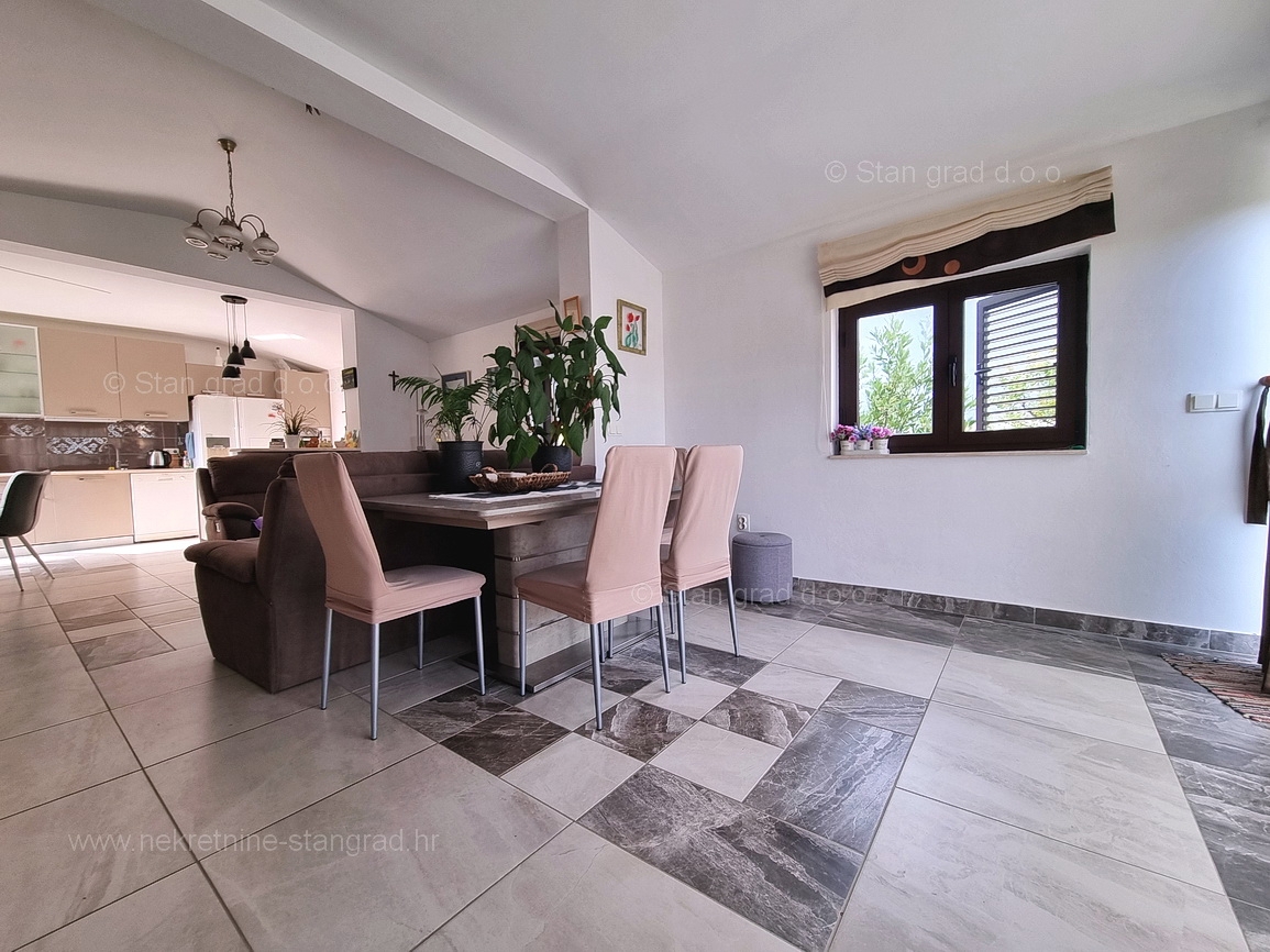 Omišalj, apartma v 1. nadstropju s pokrito teraso blizu morja!