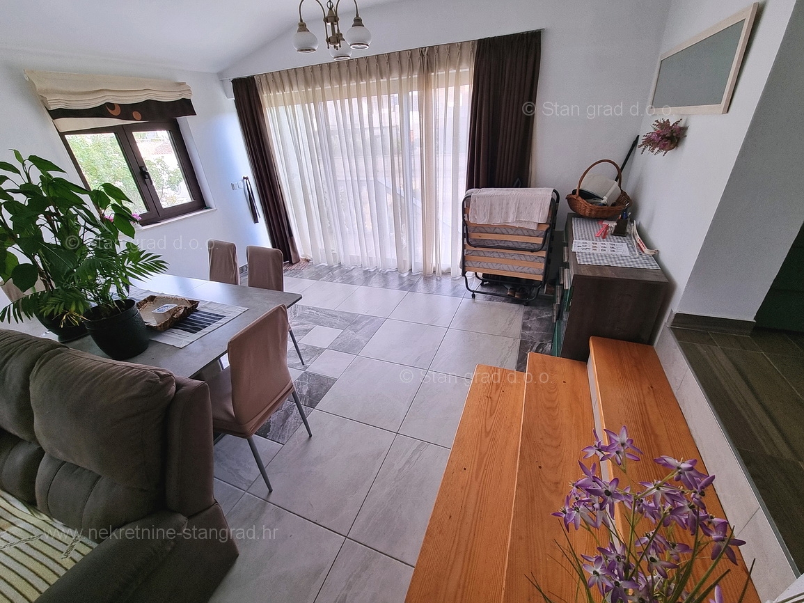 Omišalj, apartma v 1. nadstropju s pokrito teraso blizu morja!