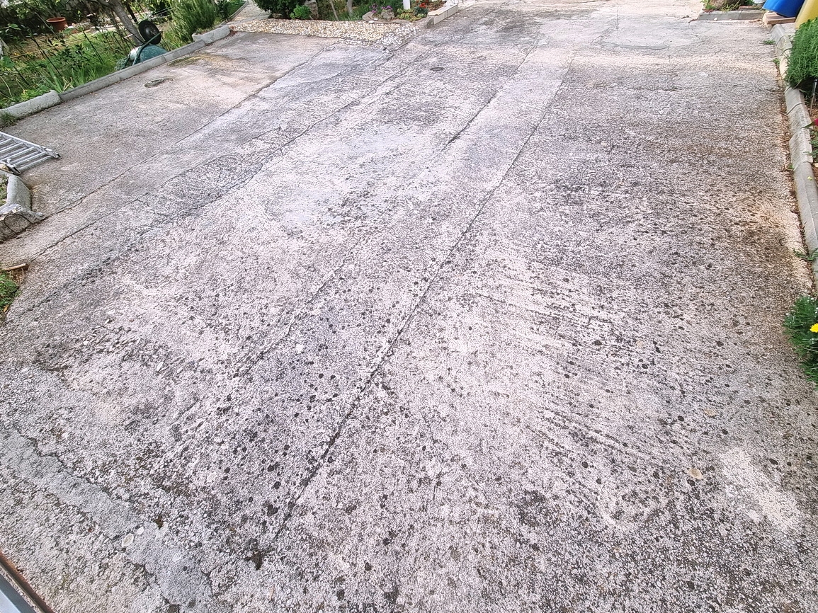 Omišalj, apartma v 1. nadstropju s pokrito teraso blizu morja!