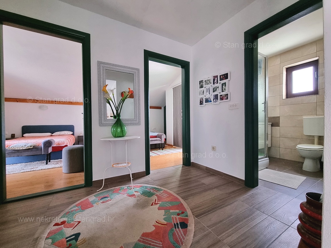 Omišalj, apartma v 1. nadstropju s pokrito teraso blizu morja!