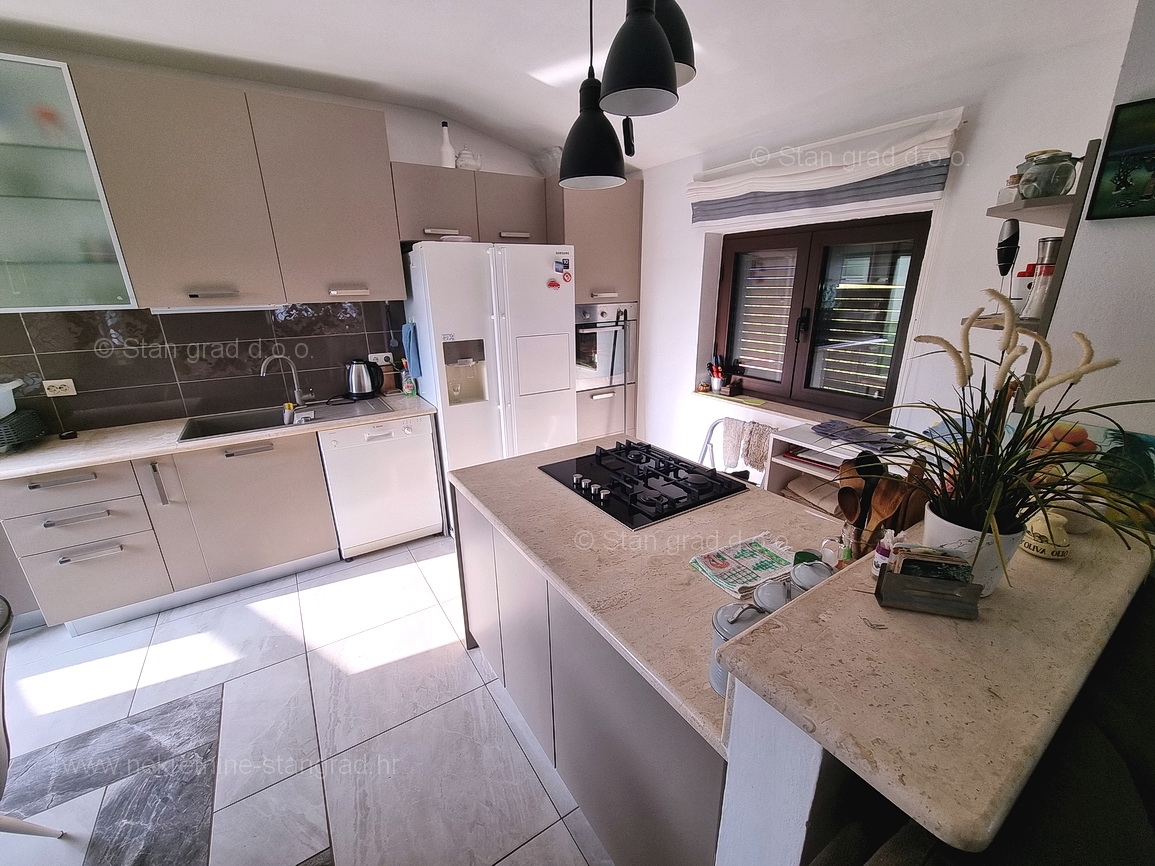 Omišalj, apartma v 1. nadstropju s pokrito teraso blizu morja!